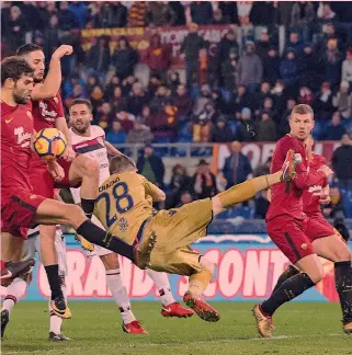  ?? ANSA ?? Federico Fazio, 30 anni, controlla il pallone sull’uscita di Cragno, 23, prima di depositare in rete il pallone del gol decisivo