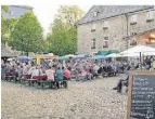  ?? FOTO: MEUTER (ARCHIV) ?? Gemütlich geht’s mit Sicherheit auch beim 16. Weinfest am Wochenende vorm Schloss zu.