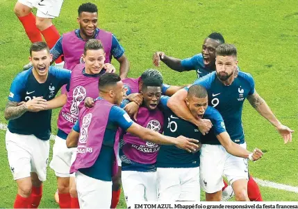  ??  ?? EM TOM AZUL. Mbappé foi o grande responsáve­l da festa francesa