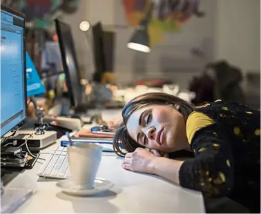  ?? — AFP ?? A growing number of New Yorkers are opting for a quick nap during office hours.