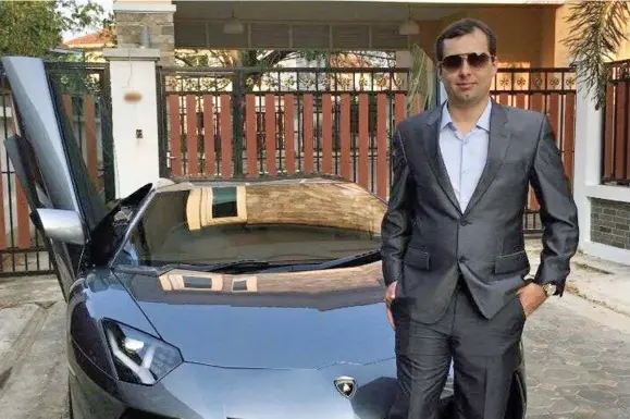  ?? PHOTO FACEBOOK ?? Alexandre Cazes, 25 ans, qu’on voit ici avec sa Lamborghin­i payée 900 000 $ touchait entre 2 et 4 % de toutes les armes et la drogue qui se vendaient sur son site illégal. Le site AlphaBay qu’il dirigeait a écoulé plusieurs centaines de millions de biens.