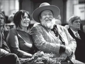  ??  ?? Henk Schiffmach­er en Astrid Joosten tijdens de lintjesreg­en in De Nieuwe Kerk in de Amsterdam.