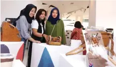  ?? DIKA KAWENGIAN/JAWA POS ?? SOLUTIF: Dari kiri, Fiditya Daisy, Griselda Gian, dan Rizka Adyarini melihat karya-karya mahasiswa dalam Pameran Spasial 2018 di Gedung Riset ITS kemarin.