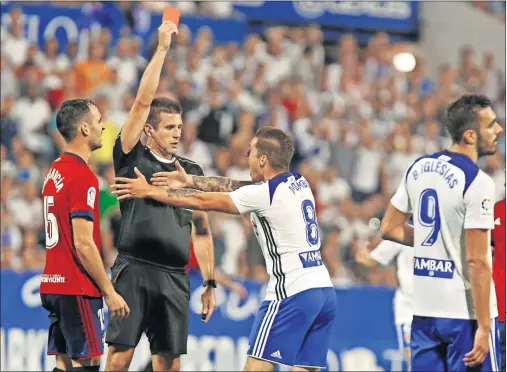  ??  ?? EXPULSADO. El árbitro Díaz de Mera le muestra la tarjeta roja a Pombo tras su pisotón a Fran Mérida.