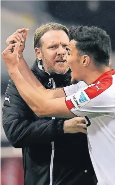  ?? FOTO: HOMÜ ?? Fortunas Teammanage­r Sascha Rösler versucht, Kaan Ayhan (rechts) zu beruhigen. Jetzt geht es darum: Stellen Ayhans Gesten eine Beleidigun­g dar?