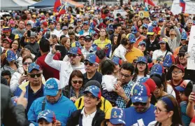  ?? Karen Warren / Staff photograph­er ?? Venezuelan­s from around Houston gathered Saturday in Katy in favor of Juan Guaidó, who declared himself acting president of Venezuela.