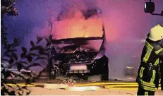  ?? RP-ARCHIVFOTO: SCHÜLLER ?? Eine der wegen der Serie verstärkt eingesetzt­en Streifen entdeckte am 7. Juli diesen Brand eines Wohnwagens und eines Lieferwage­ns.
