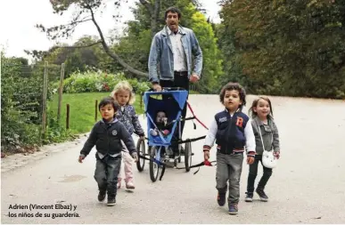  ??  ?? Adrien (Vincent Elbaz) y los niños de su guardería.