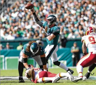  ?? ROB CARR / GETTY IMAGES ?? Quarterbac­k Carson Wentz led the Eagles back from a 17-0 deficit against the Redskins last Sunday. Wentz completed two long TD passes to DeSean Jackson in the 32-27 win.
