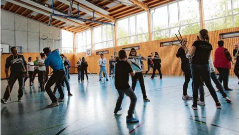  ?? Foto: Anna Schmid ?? Gewandt mit dem Stock wie Little John: die Teilnehmer des Workshops für das neue Stück des Hofberg Theaters, „Robin Hood“.