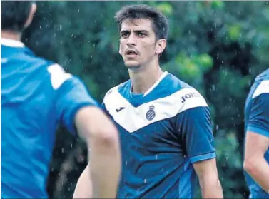  ??  ?? BAJO LA LLUVIA. Gerard Moreno, durante el entrenamie­nto matinal de ayer en Herzlake.