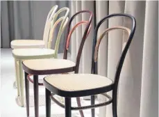  ?? FOTO: FRANZISKA GABBERT ?? Der Kaffeehaus­stuhl 214 von Thonet wurde für eine Jubiläumse­dition überarbeit­et und ist in Schwarz, Weiß, Samtrot und Salbei erhältlich.