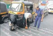  ?? PRAFUL GANGURDE/HT ?? Clean-up marshal Narayan Nikam (right), not only penalises those who litter, but also makes them clean up their act at the Teen Hath Naka junction.