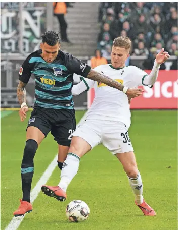  ?? FOTO: IMAGO ?? Berlins Stürmer Davie Selke (l., mit Borussias Nico Elvedi) stellt Mönchengla­dbachs Defensivab­teilung vor so große Probleme wie lange kein Gegner mehr.