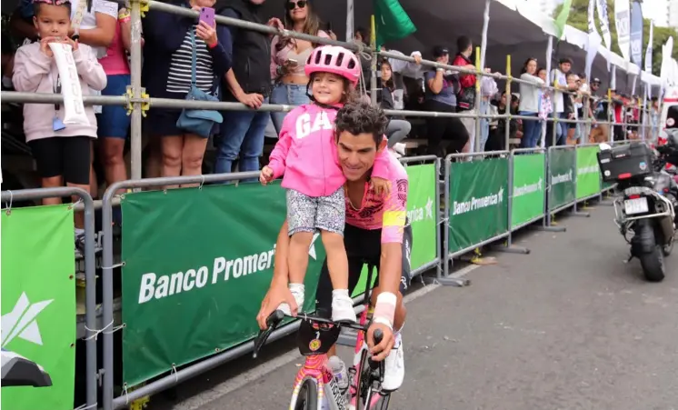  ?? ALONSO TENORIO ?? El ciclista tico compartió con su hija Gretta en la última edición del Gran Fondo Andrey Amador, durante la llegada al paseo Colón, en San José.