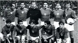  ??  ?? Los selecciona­dos del Tri olímpico de 1968 posan antes de un partido.