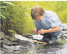  ?? FOTO: BSO (ARCHIV) ?? Um das Thema Wasser wird es unter anderem in den Online-Kursen gehen – hier ein Junge beim Erforschen der Wupper.