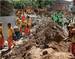  ?? Fernando Souza/afp ?? Agentes da Prefeitura de Niterói e voluntário­s trabalham na remoção do entulho no morro da Boa Esperança, onde ocorreu o deslizamen­to no sábado