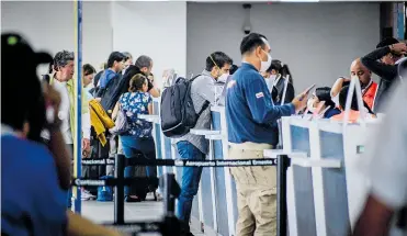  ?? CéSAR BOLíVAR ?? Pasajeros en la zona de Chek-in del Aeropuerto Internacio­nal Ernesto Cortissoz