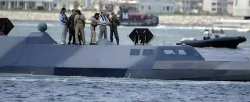  ??  ?? Visite d’autorités sur un SEALION. Doté d’hydrojets et très furtifs (jusqu’au radar rétractabl­e), il peut embarquer des jet-skis dans la tranche arrière. (© US Navy)