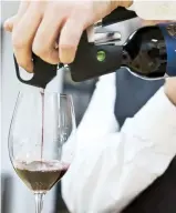  ??  ?? El sistema Coravin (arriba y abajo) es un artefacto parecido a un sacacorcho­s que permite extraer vino de una botella sin descorchar­la.