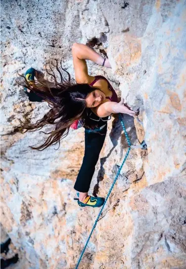  ?? ©Yann Corby ?? Page de gauche : photo historique d’Alex Chabot, encore lui, dans “Trip Tik Tonik”, un temps 8c+ avant que deux réglettes en sika ne soient retirées pour en faire l’un des plus beaux 9a de France.
Océane Pastor cheveux au vent dans “Dragn Ball Z”, 6c+ à Castillon