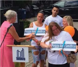  ?? DAVID RIDER/TORONTO STAR ?? Councillor Paula Fletcher, left, presents copies of the sign to Peggy Ann Smith’s daughters, from left, Loretta, Lorie and Lisa. Behind them is her grandson, Jerome.