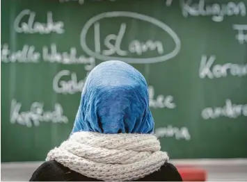  ?? Foto: Frank Rumpenhors­t, dpa ?? Seit 2009 läuft ein Modellvers­uch zum staatliche­n Islam-unterricht an bayerische­n Schulen. Im Sommer wäre Schluss. Doch Schulminis­ter Michael Piazolo will das Projekt fortführen.