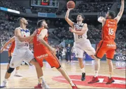  ??  ?? LÍDER MADRIDISTA. Sergio Llull lanza ante Vives y Oriola.