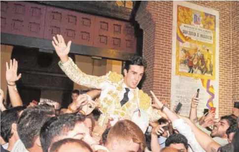  ?? // FOTOS: DE SAN BERNARDO ?? Tomás Rufo sale por la Puerta Grande de Las Ventas