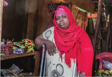  ?? Fotos: Bettina Rühl ?? Die 30-jährige Bisharo Muya Sokondo aus Somalia in ihrem Laden im Flüchtling­slager Kakuma