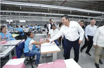  ?? CORTESÍA ?? Francisco García Cabeza de Vaca inauguró la industria y saludó a trabajador­as.