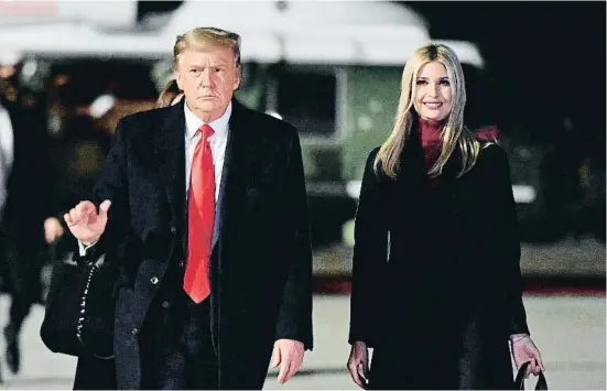  ?? MANDEL NGAN / AFP ?? Donald Trump con su hija y exasesora, Ivanka Trump, a la que el comité investigad­or del asalto al Capitolio ha pedido cooperació­n