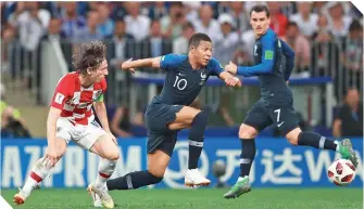  ??  ?? Dos figuras frente a frente: el gran Modric contra la velocidad del increíble nuevo ídolo, el francés Mbappé.