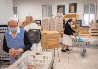  ?? EFE ?? Las Hermanas de la Caridad preparan bolsas de comida en Sevilla