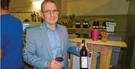  ?? Fotos: Claudia Deeney ?? Gerd Freiermuth führte die rund 200 Gäste durch die Weinprobe und präsentier­te auch den „Lausbub rot“2018.