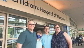  ?? BILL GLAUBER / MILWAUKEE JOURNAL SENTINEL ?? Gabe Johnson (second from left) stands next to his twin brother, Jed, and is flanked his parents, Nick and Jen.