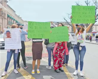  ??  ?? En el Día de las Madres, las mujeres lamentaron la falta de avance en las investigac­iones