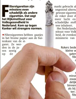  ?? FOTO RR ?? Rokers bedekken de kleine ventilatie­gaten van de filter met de vinger of de
mond, waardoor ze minstens
zoveel schadelijk­e stoffen binnenkrij­gen als bij sigaretten zonder
filter.