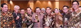  ?? HUMAS PEMPROV JATIM FOR JAWA POS ?? SARAT PRESTASI: Gubernur Jawa Timur
Dr H Soekarwo (lima dari kiri) bersama Direktur Utama Bank Jatim R. Soeroso (empat dari kanan) saat acara TOP BUMD 2018.