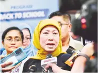  ?? — Gambar Roystein Emmor ?? REAKSI: Nancy ketika ditemui media selepas melancarka­n Program Back to School SK Tanjong Bako di Dewan Serba Guna Kampung Tanjong Bako semalam.