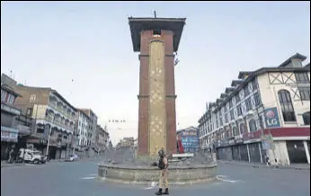  ?? REUTERS ?? A CRPF officer stands guard at an empty square during a lockdown on the first anniversar­y of the revocation of Article 370 in Srinagar on Wednesday.