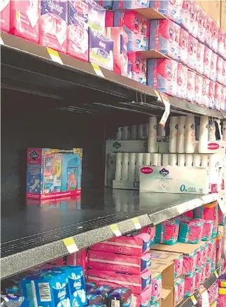  ??  ?? En los estantes de supermerca­dos ya se vende el producto /ALEJANDRO AGUILAR