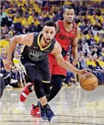  ?? AP ?? ►OAKLAND, EE.UU. El armador de los Warriors, Stephen Curry (i), volvió a ser fundamenta­l en la llave contra Portland y se anotó 37 puntos en el juego 2 de la final del Oeste, en la NBA.