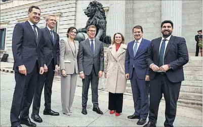  ?? EFE ?? Alberto Núñez Feijóo, junto a la portavoz del PP en el Congreso y los cinco presidente­s autonómico­s ‘populares’.