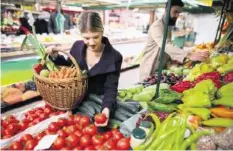  ?? ISTOCK ?? Frauen sind eher als Männer für die beiden Agrariniti­ativen.