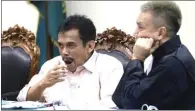 ?? BOY SLAMET/JAWA POS ?? NGANTUK TAK TERTAHAN: Bupati (nonaktif) Madiun Bambang Irianto (kiri) menjalani sidang di Pengadilan Tipikor Surabaya kemarin.