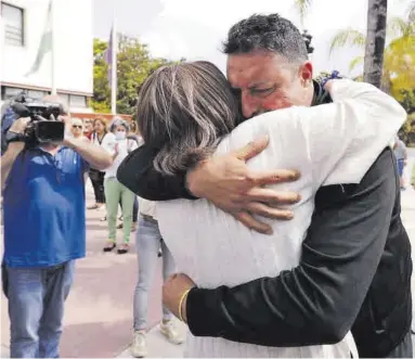  ?? EFE ?? La alcadesa de Torremolin­os abraza al jefe del establecim­iento donde trabajaba la víctima.
