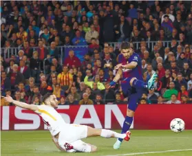  ?? AP FOTO/ MANU FERNANDEZ ?? EASY. Luis Suarez scored one of Barcelona’s four goals against AS Roma in the CHampions League.