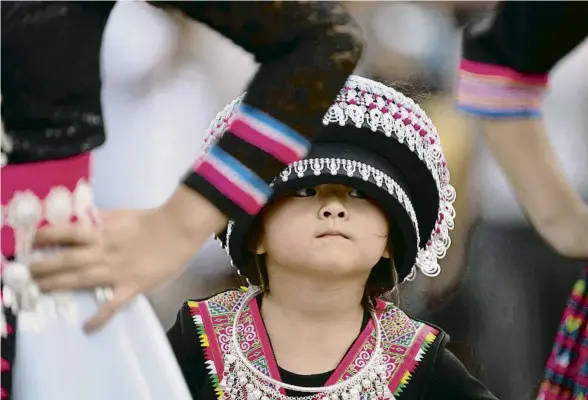  ?? JEFF WHEELER / AP ?? Una nena d’origen asiàtic, la comunitat que més creix, en una celebració tradiciona­l a Maplewood (Minnesota)